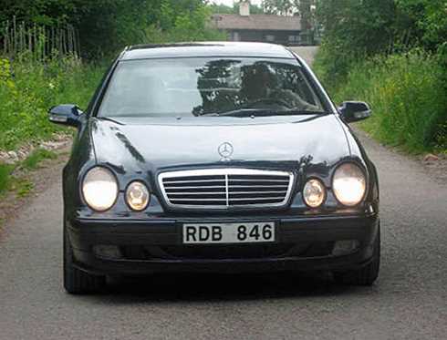 Mörkblå Mercedes Benz CLK 320 (C208) stulen efter villainbrott i Saltsjö Boo utanför Stockholm
